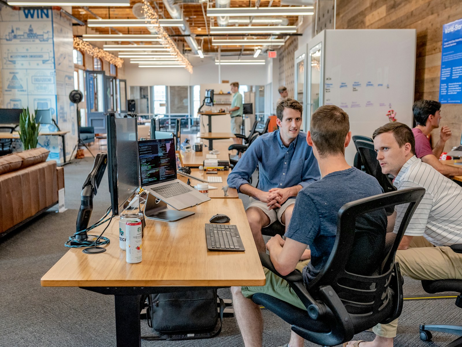 Une équipe en discussion dans un espace de travail. Photo d’illustration, Unsplash.