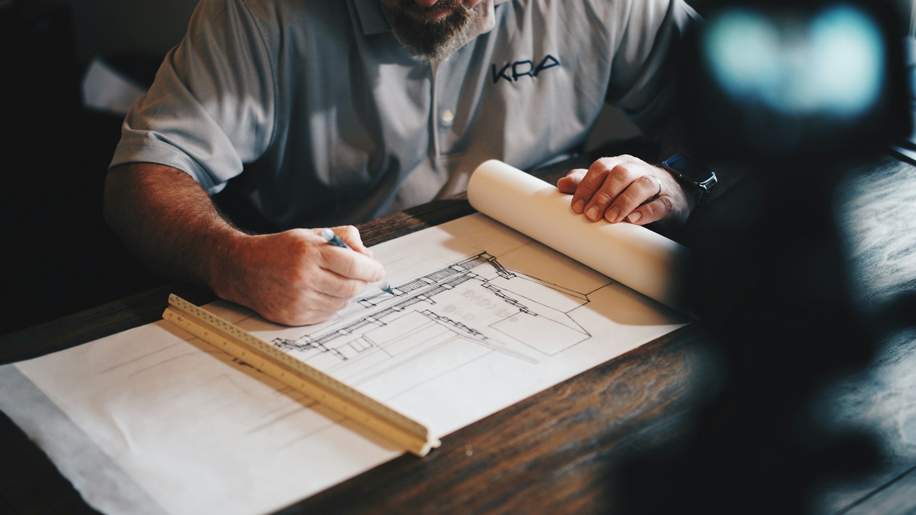 Un professionnel travaille sur un plan de construction. Photo d’illustration, Unsplash.