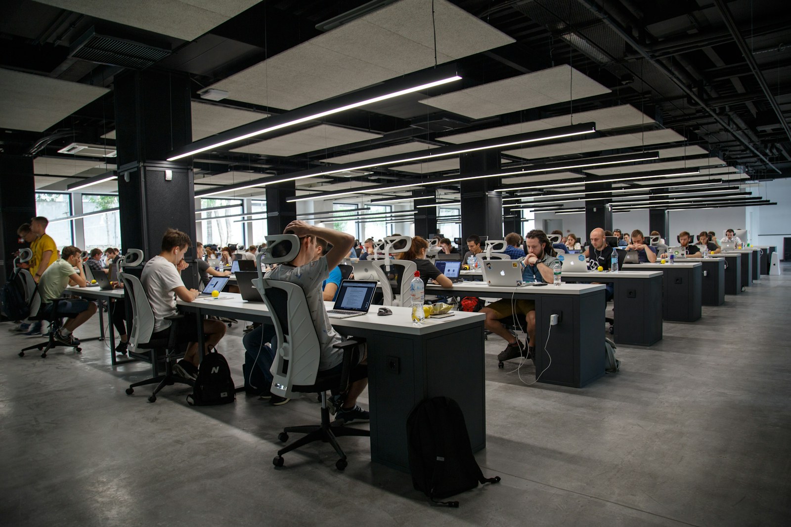 Une réunion de travail entre collaborateurs. Photo d’illustration, Unsplash.