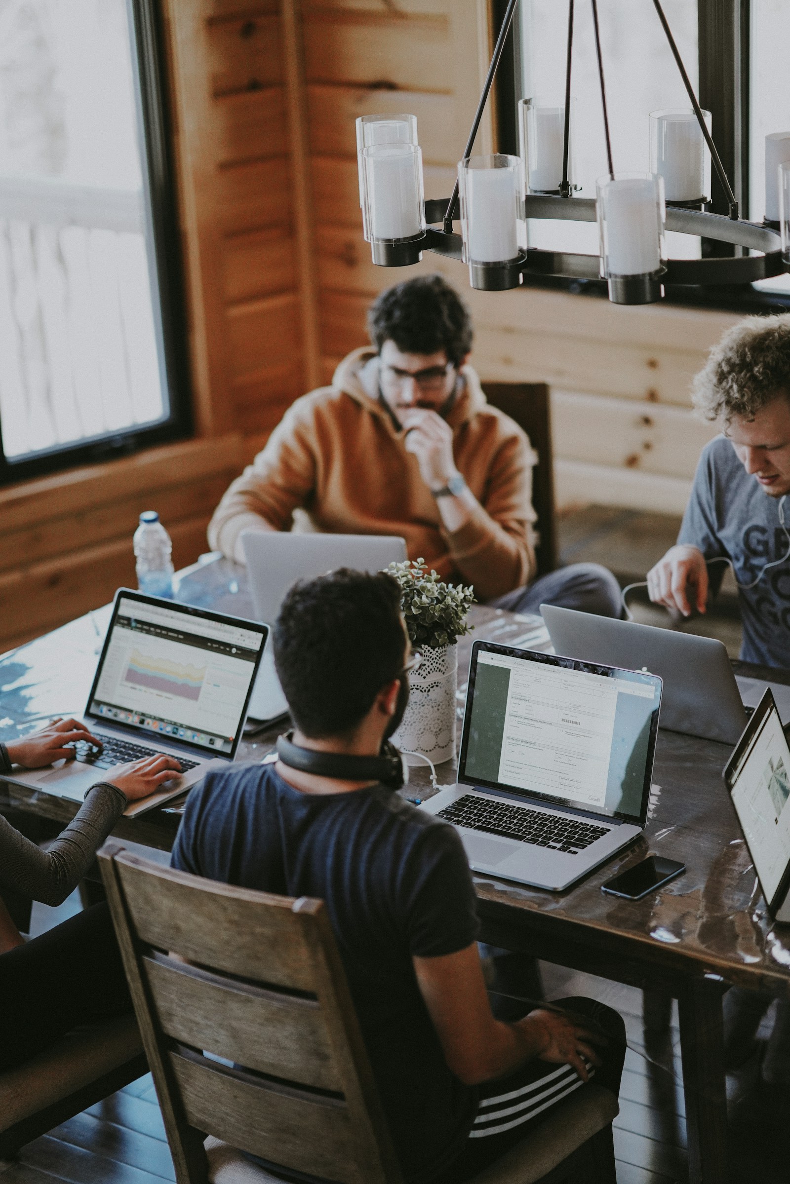 Des collègues réunis autour d’un projet. Photo d’illustration, Unsplash.