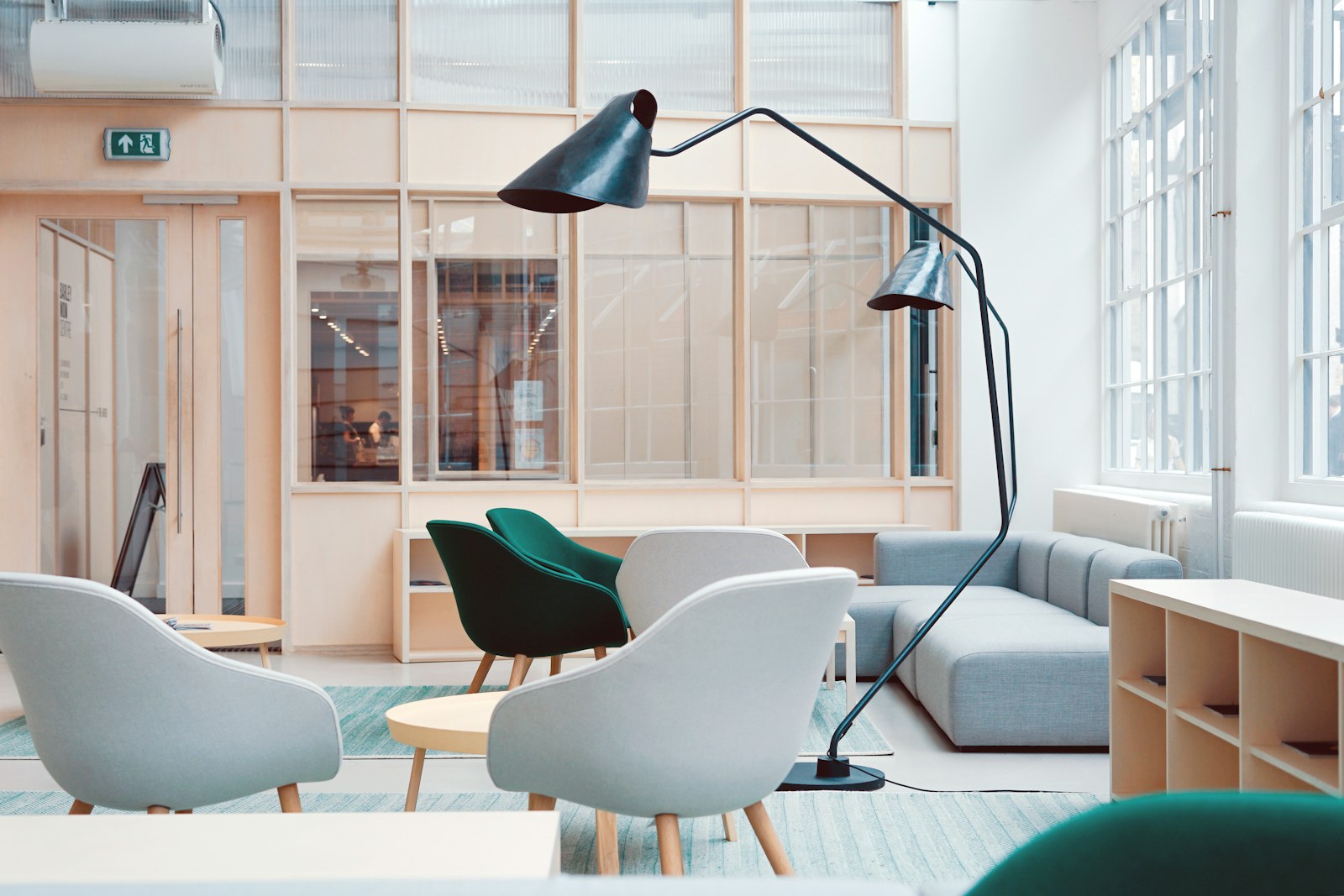 Des salariés travaillent dans un bureau partagé. Photo d’illustration, Unsplash.